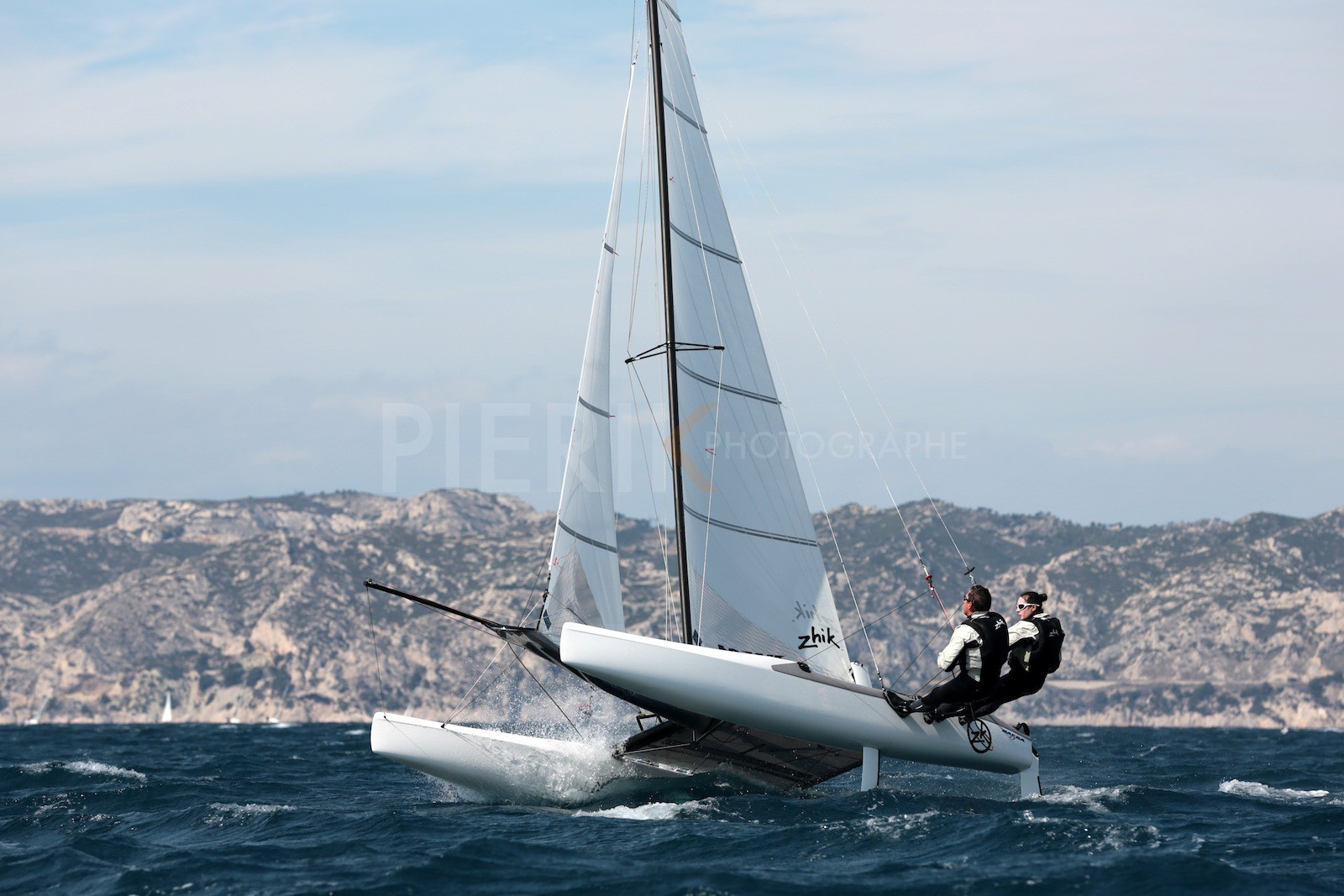Ingrid Petitjean et Olivier Backes lors du baptême de leur Nacra 17 à la SNM. En route pour les JO de Rio