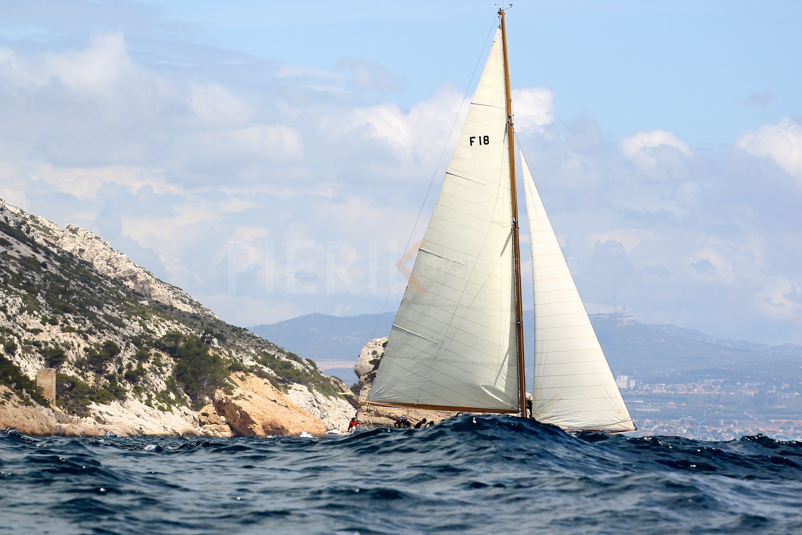 Irène VIII çachée par la houle