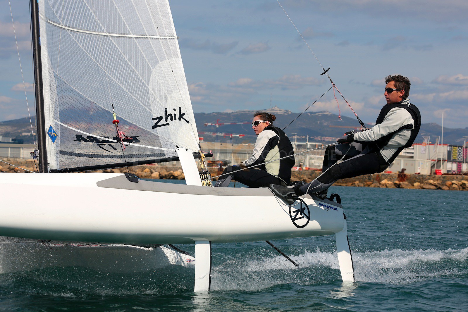 Ingrid Petitjean et Olivier Backes lors du baptême de leur Nacra 17 à la SNM. En route pour les JO de Rio