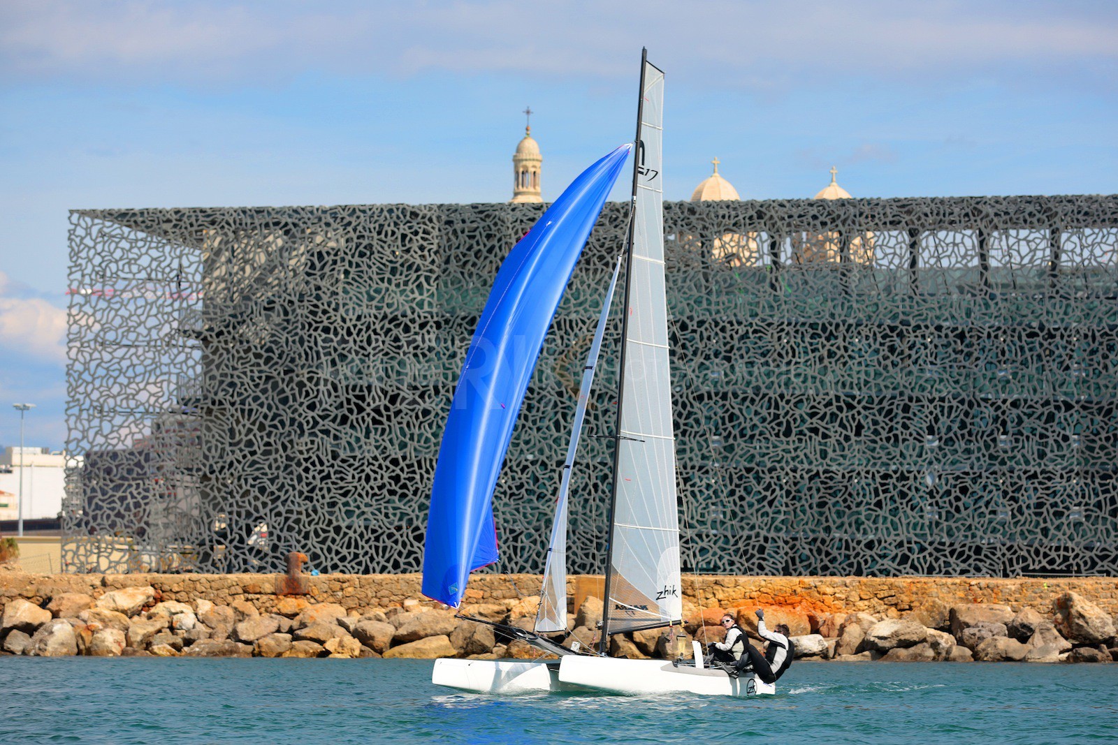 Ingrid Petitjean et Olivier Backes lors du baptême de leur Nacra 17 à la SNM. En route pour les JO de Rio