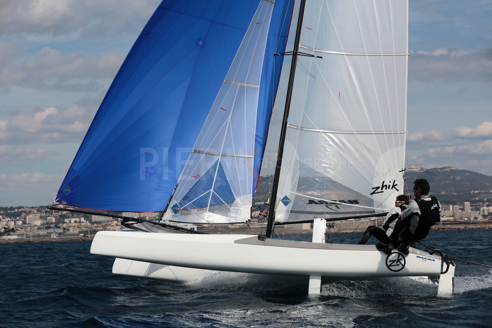 Ingrid Petitjean et Olivier Backes lors du baptême de leur Nacra 17 à la SNM. En route pour les JO de Rio