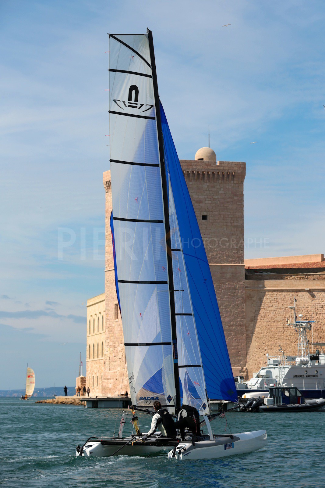 Ingrid Petitjean et Olivier Backes lors du baptême de leur Nacra 17 à la SNM. En route pour les JO de Rio