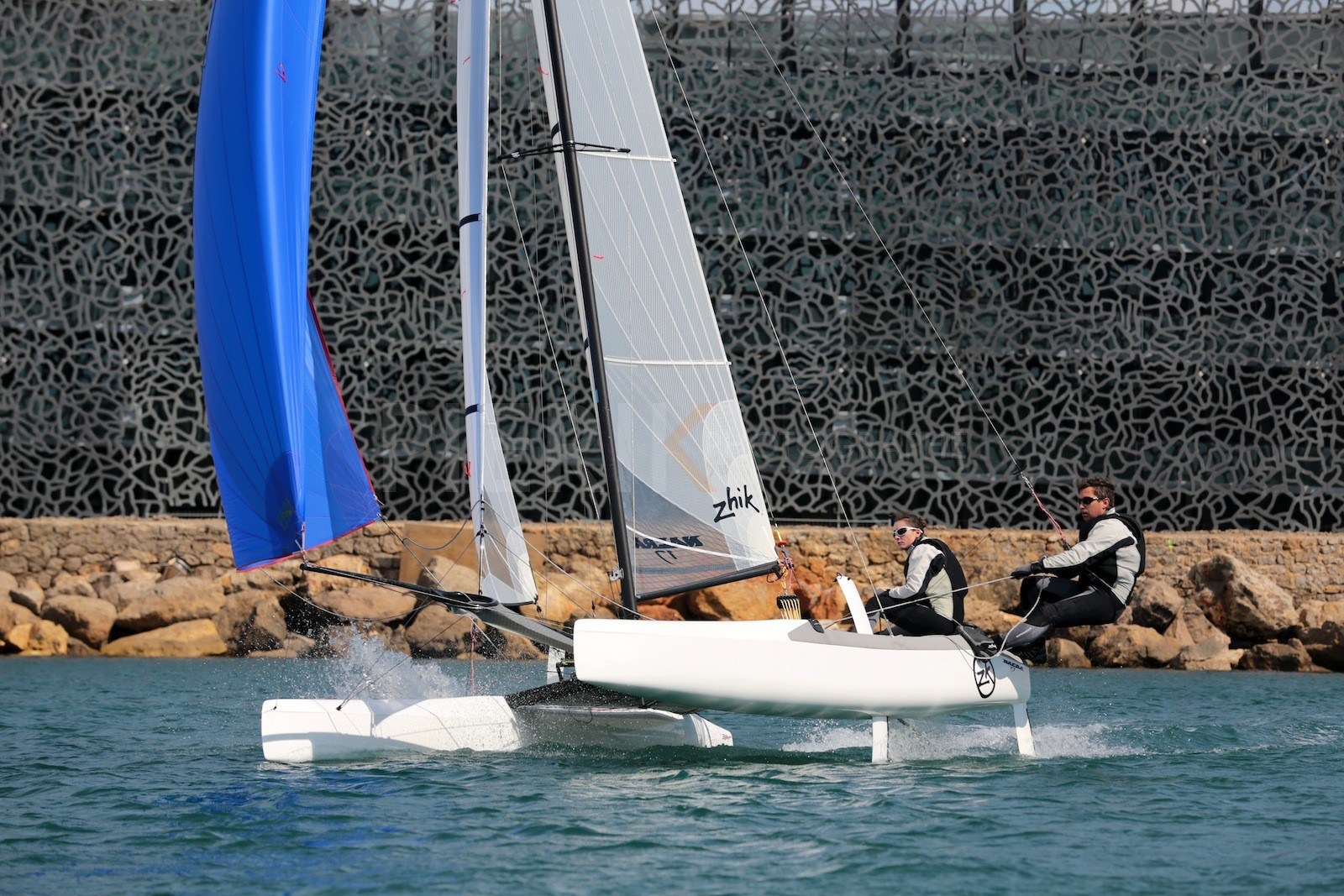 Ingrid Petitjean et Olivier Backes lors du baptême de leur Nacra 17 à la SNM. En route pour les JO de Rio