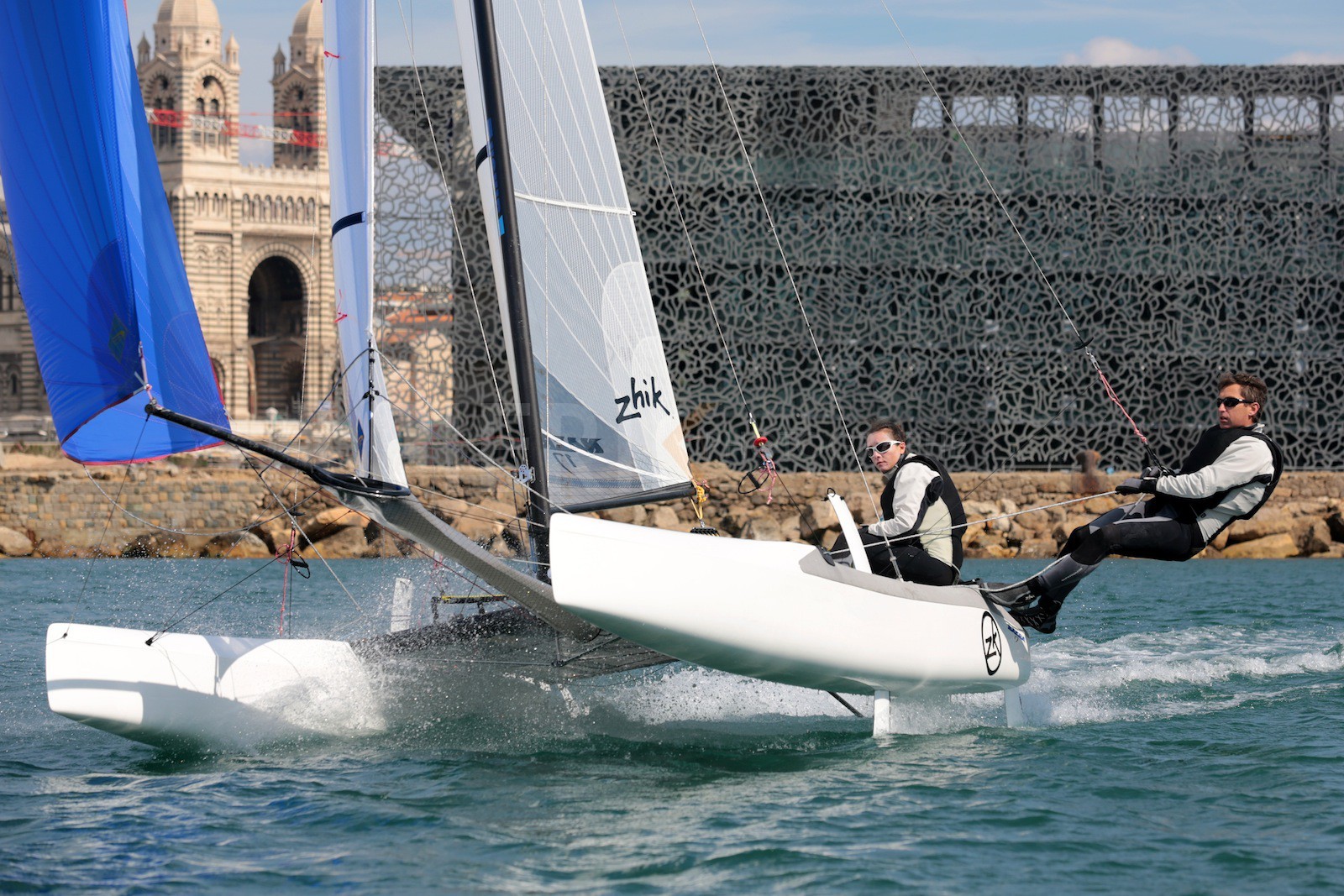 Ingrid Petitjean et Olivier Backes lors du baptême de leur Nacra 17 à la SNM. En route pour les JO de Rio