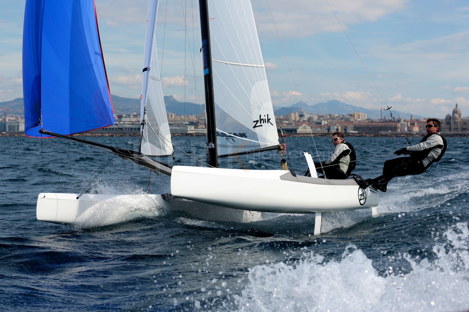 Ingrid Petitjean et Olivier Backes lors du baptême de leur Nacra 17 à la SNM. En route pour les JO de Rio