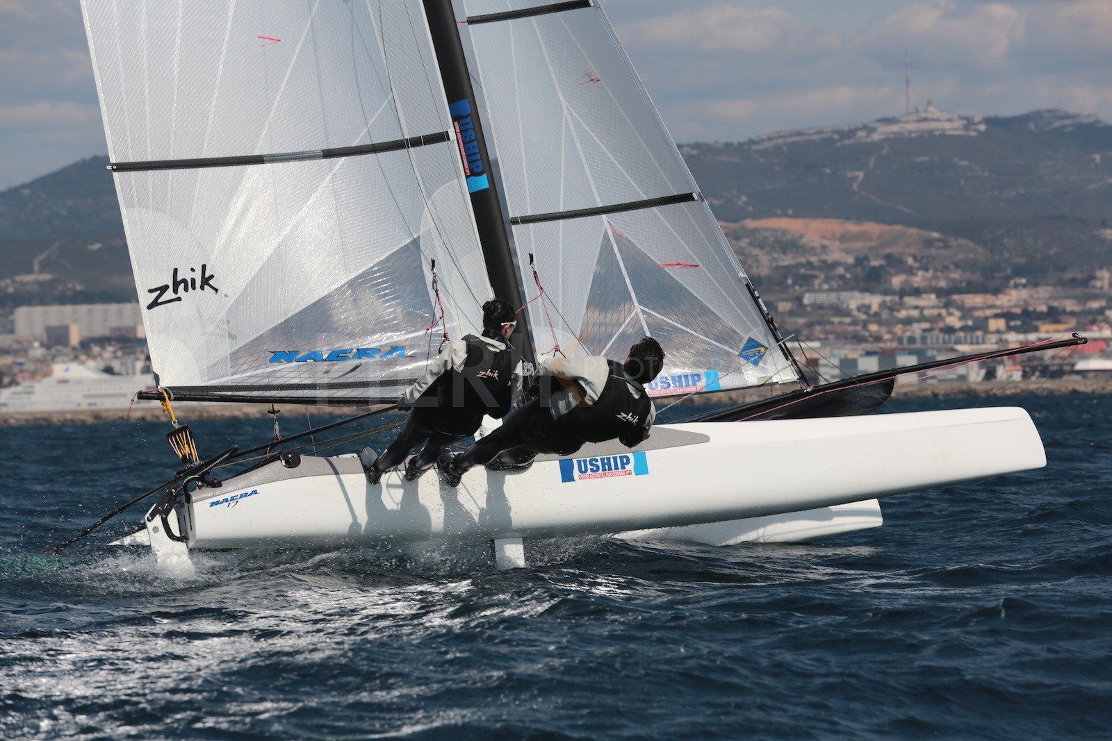 Ingrid Petitjean et Olivier Backes lors du baptême de leur Nacra 17 à la SNM. En route pour les JO de Rio